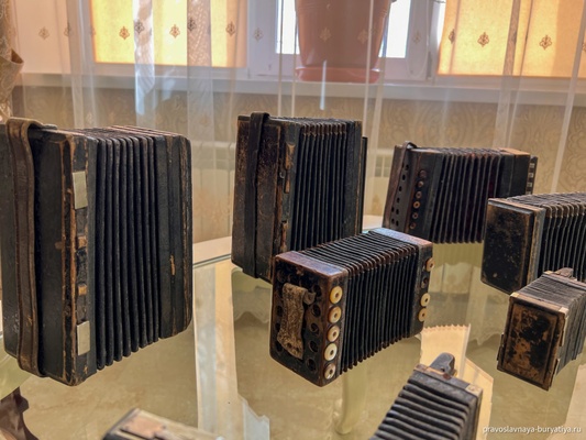 Этнографическому музею народов Забайкалья подарили коллекцию дореволюционных гармошек