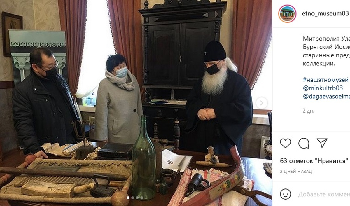 В Улан-Удэ митрополит подарил этномузею старинные предметы из личной коллекции