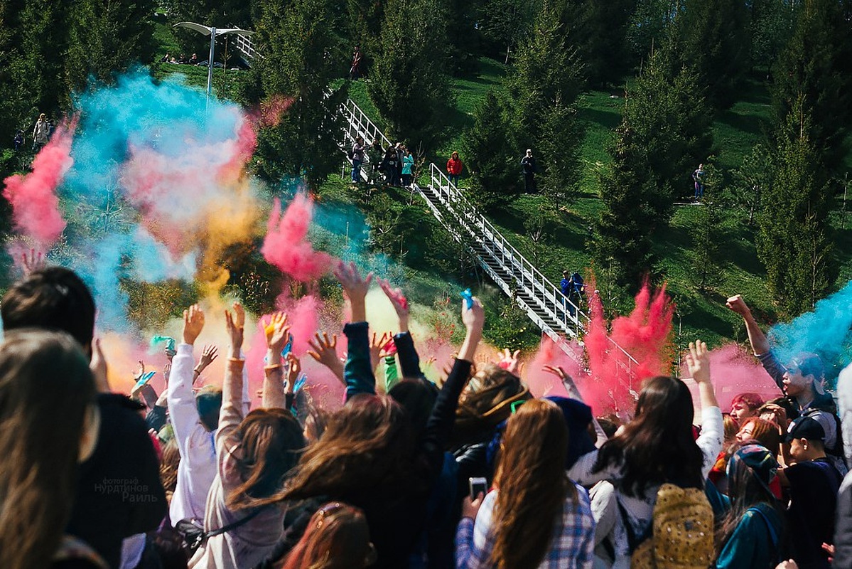 На фестиваль красок в этнопарке "Ватан" пришло больше тысячи человек