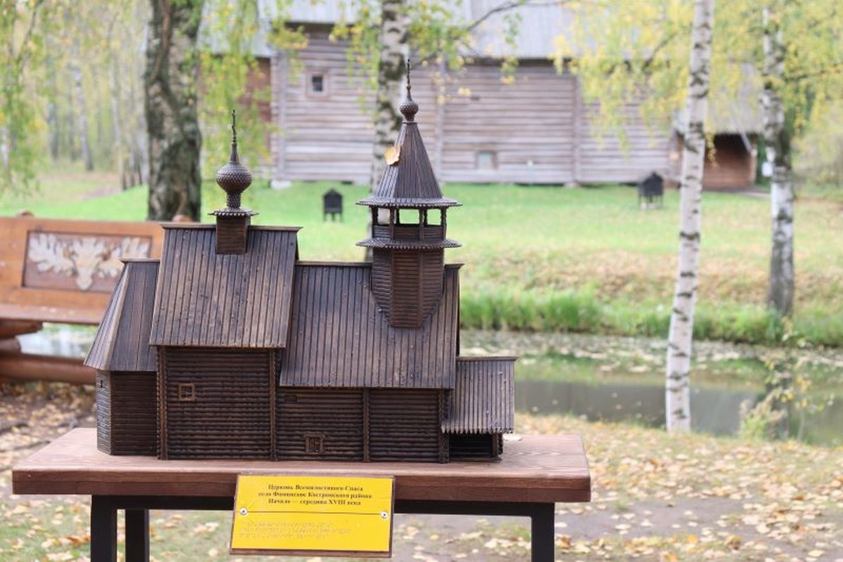 Музей деревянного зодчества "Костромская слобода" сделал свои экспонаты в миниатюре для слабовидящих людей